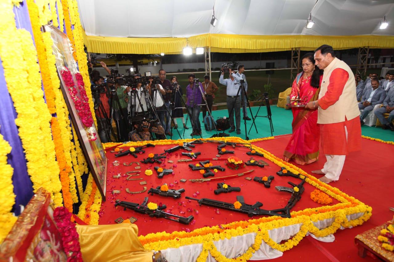 Gujarat: CM Vijay Rupani ने विजयादशमी पर्व पर किया शस्त्रपूजन