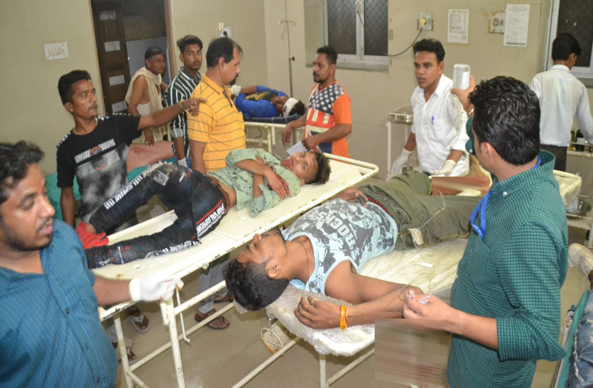 मेले से लौटती जीप गड्ढे में अटकी, घबराकर कूदे सवार, कोई सिर के बल गिरा तो कोई पीठ के, एक की मौत, 24 घायल