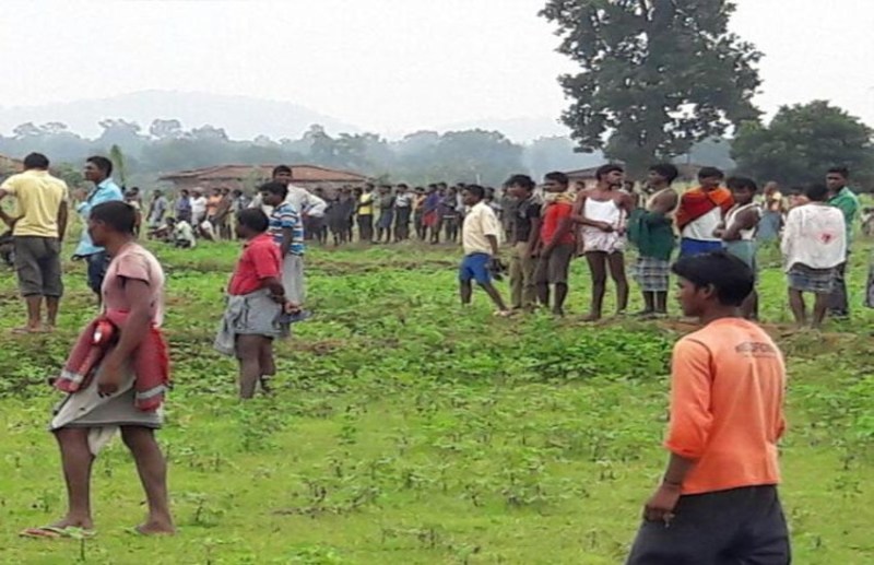 जंगल में लाखों का ये कीमती सामान फेंक कर फरार हो गए तस्कर, ग्रामीणों को पता चला तो मच गयी भगदड़