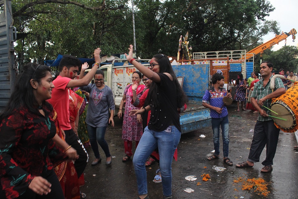 दुर्गा पूजा में अशालीन हरकत: बड़ी संख्या में गिरफ्तार