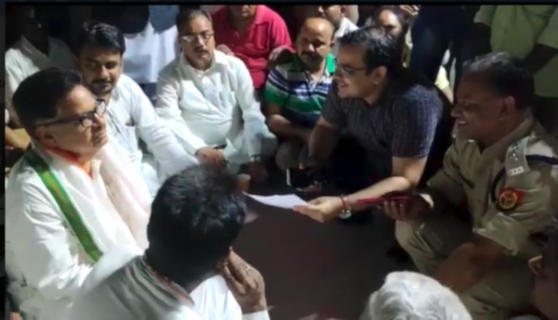 गोकशी के आरोपी को बेकसूर बता धरने पर बैठे सांसद पीएल पुनिया, पुलिस पर थर्ड डिग्री देने का लगाया आरोप