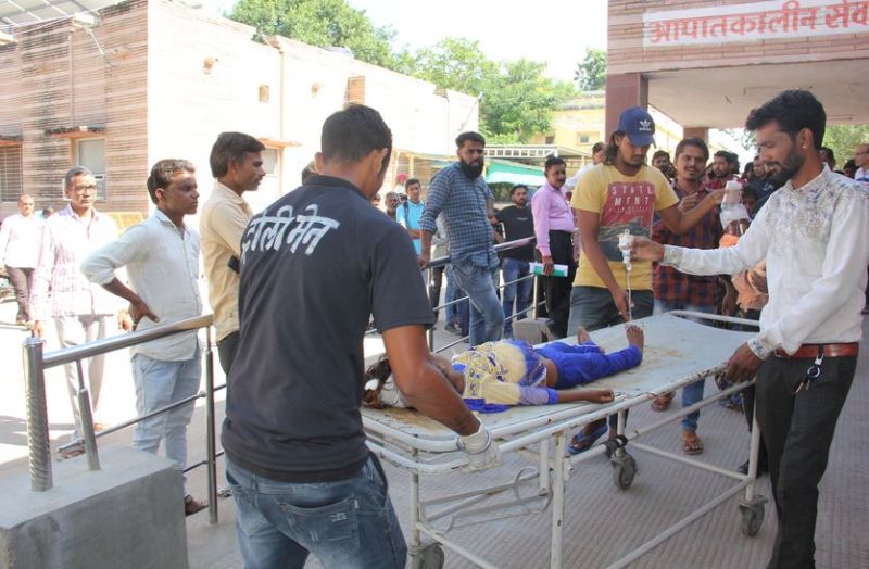 VIDEO ट्रेलर खम्भे से टकराया, फिर दो जीपों को घसीटता दुकान में घुसा, 4 जनों की मौत, 13 घायल