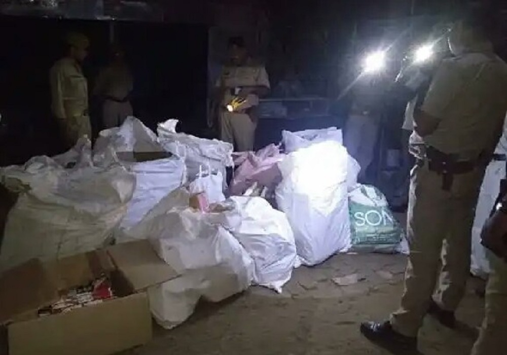 बड़ी तादात में पुलिस ने पकड़ा अवैध पटाखा जखीरा, तीन को किया गिरफ्तार