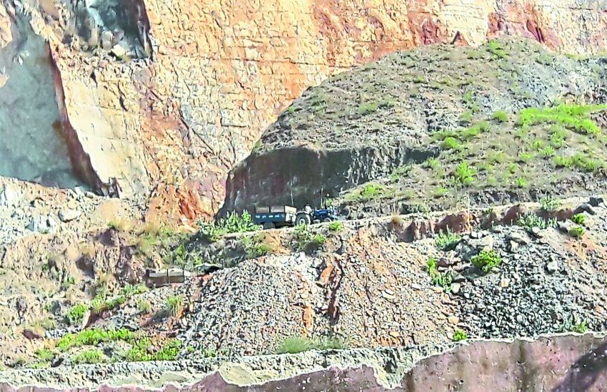 alwar illigal mining news अंगारी गांव में काटकर बदल दिया पहाड़ी का स्वरूप, कार्रवाई के नाम पर चुप्पी