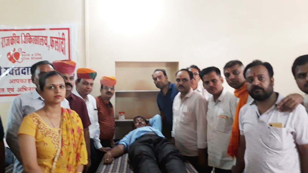 फलोदी. मैढ क्षत्रिय स्वर्णकार समाज के रक्तदान शिविर में रक्तदान करते हुए युवा व उपस्थित समाज के लोग।