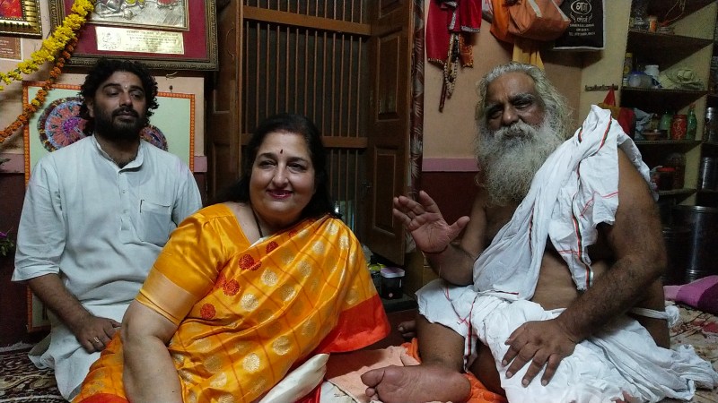 प्रसिद्ध गायिका अनुराधा पौडवाल ने कहा जब जेल में ही बंद भगवान तो विकास कहाँ से संभव