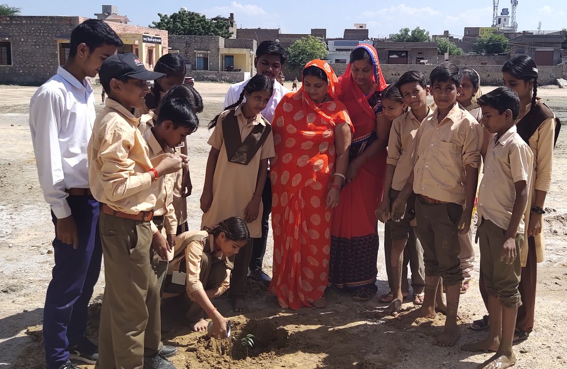 हनुमानशाला स्कूल में दानदाता की पहल पर स्कूल के विद्यार्थियों के नाम पर पौधेे, दानदाता ने पौधे जालियां, गड्ढ़े खुदवाने के साथ उपजाऊ मिट्टी पहुंचाई, विद्यार्थियों के नाम से जाने जाएंगे पौधे