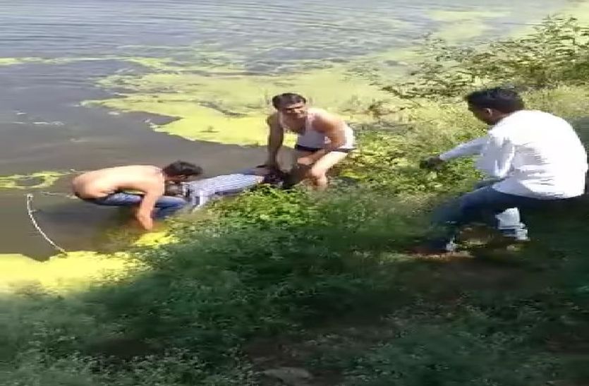 तालाब में डूबने से युवक को बचाया