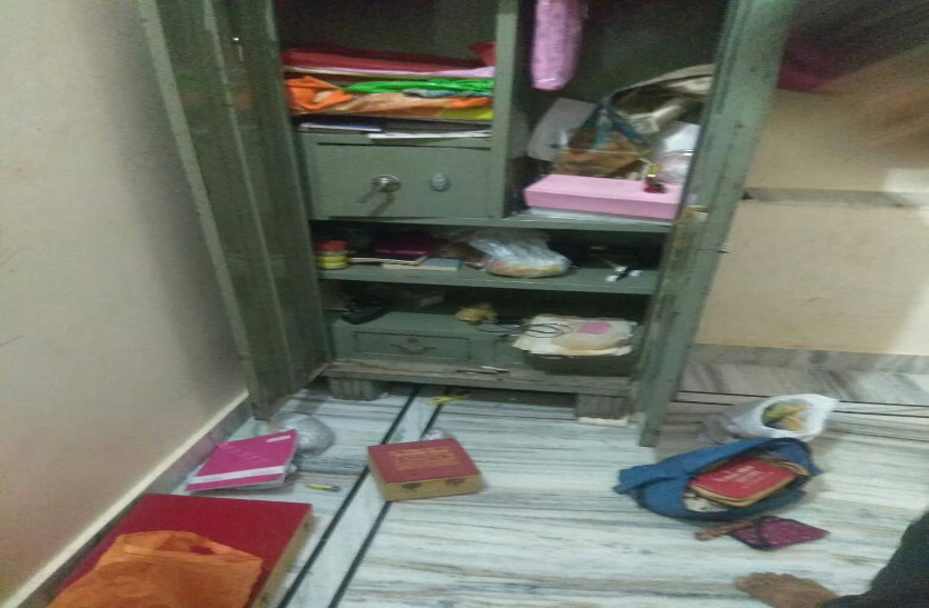 घरवाले सोते रहे, चोर ले उड़ा ३० तोला सोना और ढाई लाख रुपए