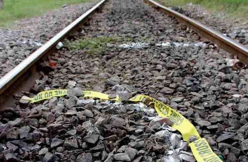Traumatic death of an elderly person cut by train