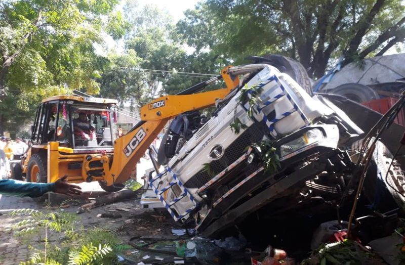 अनादरा का दर्दनाक हादसा : काल बनकर आया ट्रेलर, 5 जनों की मौत, 12 घायल