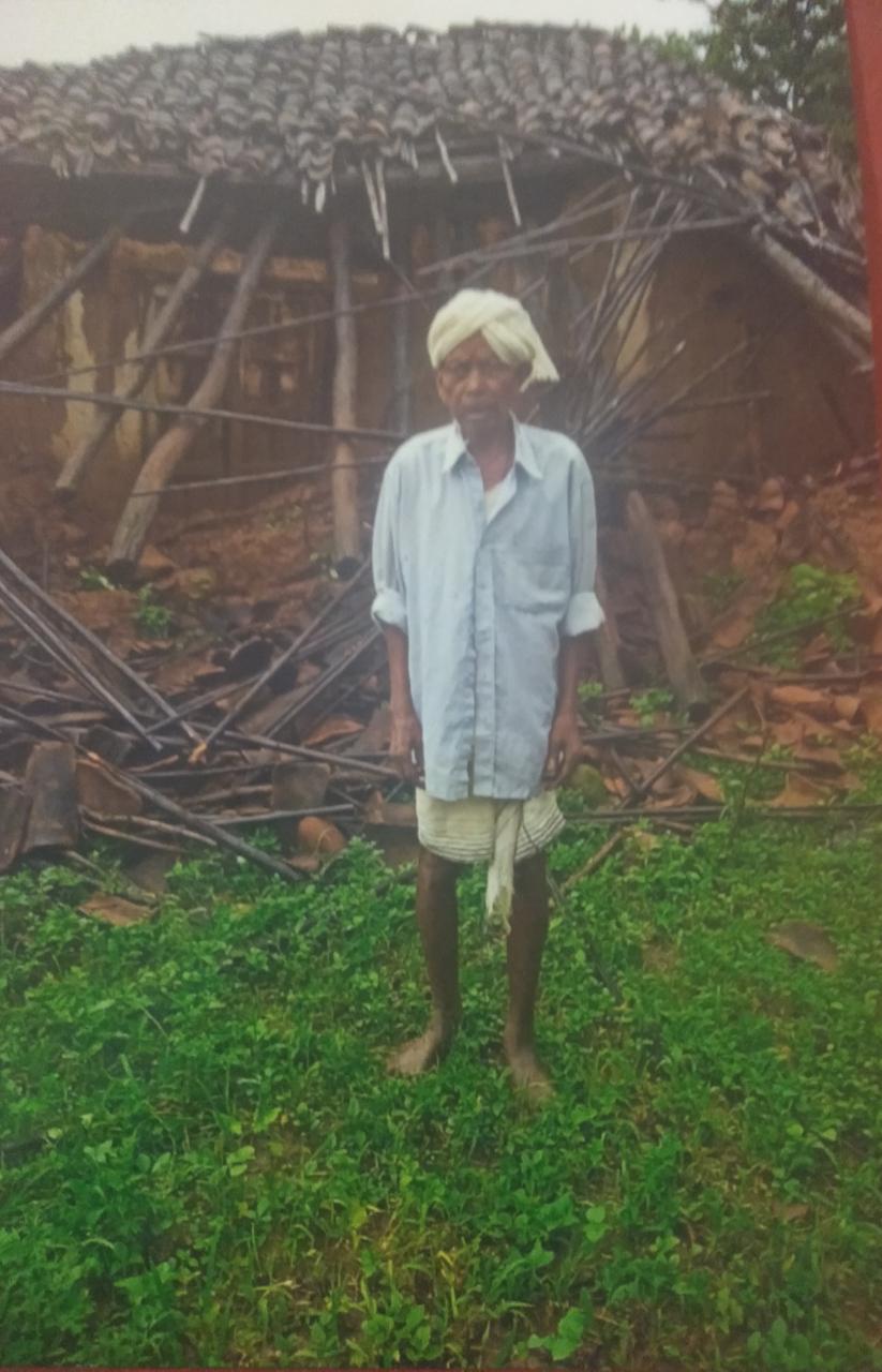 ग्रामीण का घर तोड़ कर सरपंच के पति ने किया कब्जा