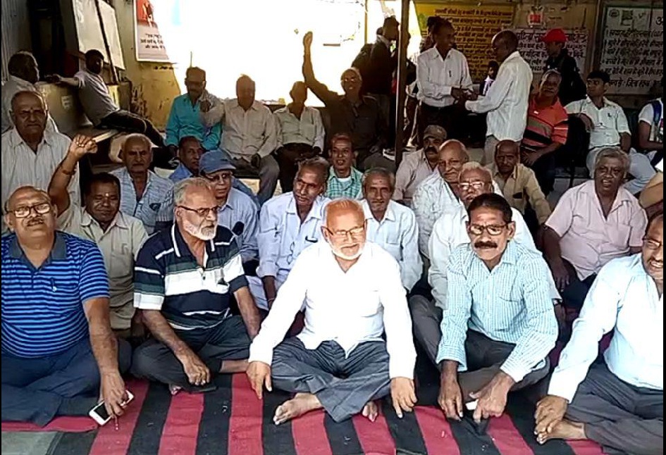 राजस्थान रोडवेज कर्मचारियों का फूटा आक्रोश, बस स्टैंड पर धरना देकर बैठे