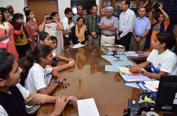 एक स्टूडेंट ने जयपुर की नई कलक्टर बन स्टूडेंट की समस्याओ को किया हल  देखे तस्वीरें...