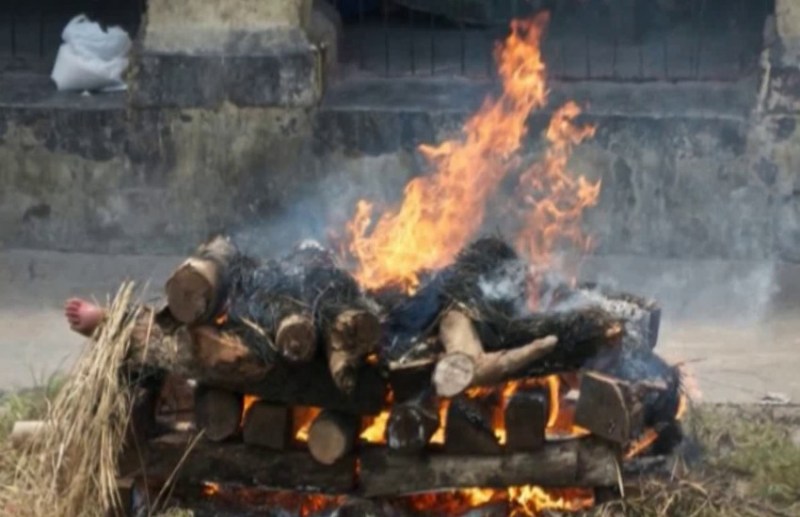 खुद चिता पर लेट गया और लगा ली आग,  धुआं उठता देख पहुंचे पडोसी तो रह गए सन्न