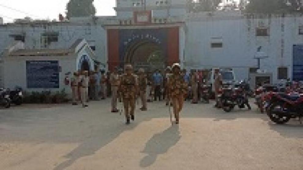 गोरखपुर जेल में कैदियों ने की डिप्टी जेलर व कई सिपाहियों की पिटाई, पथराव, बवाल