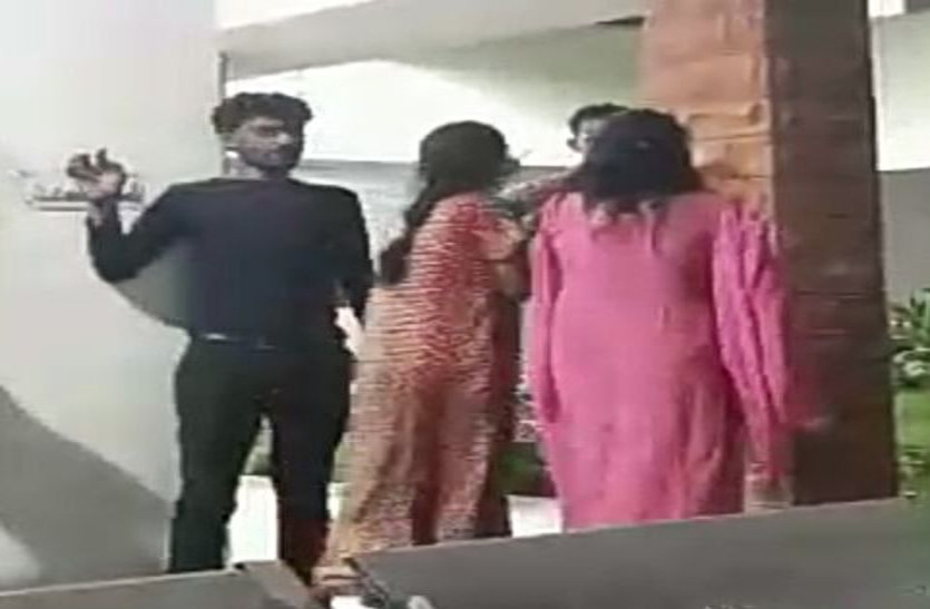 शराब के नशे में दो बहनों का थाने में हंगामा, अभद्र व्यवहार