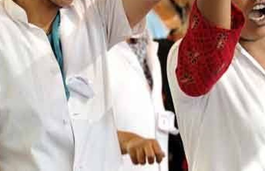 परेशानी : चार माह से नियुक्ति के लिए भटक रहीं नर्सिंग की छात्राएं