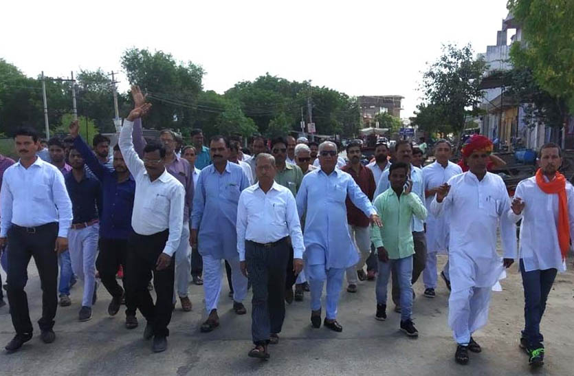 मालपुरा में दशहरे पर शोभयात्रा पर हुए पथराव के विरोध में हिन्दू संगठनों का विरोध जारी