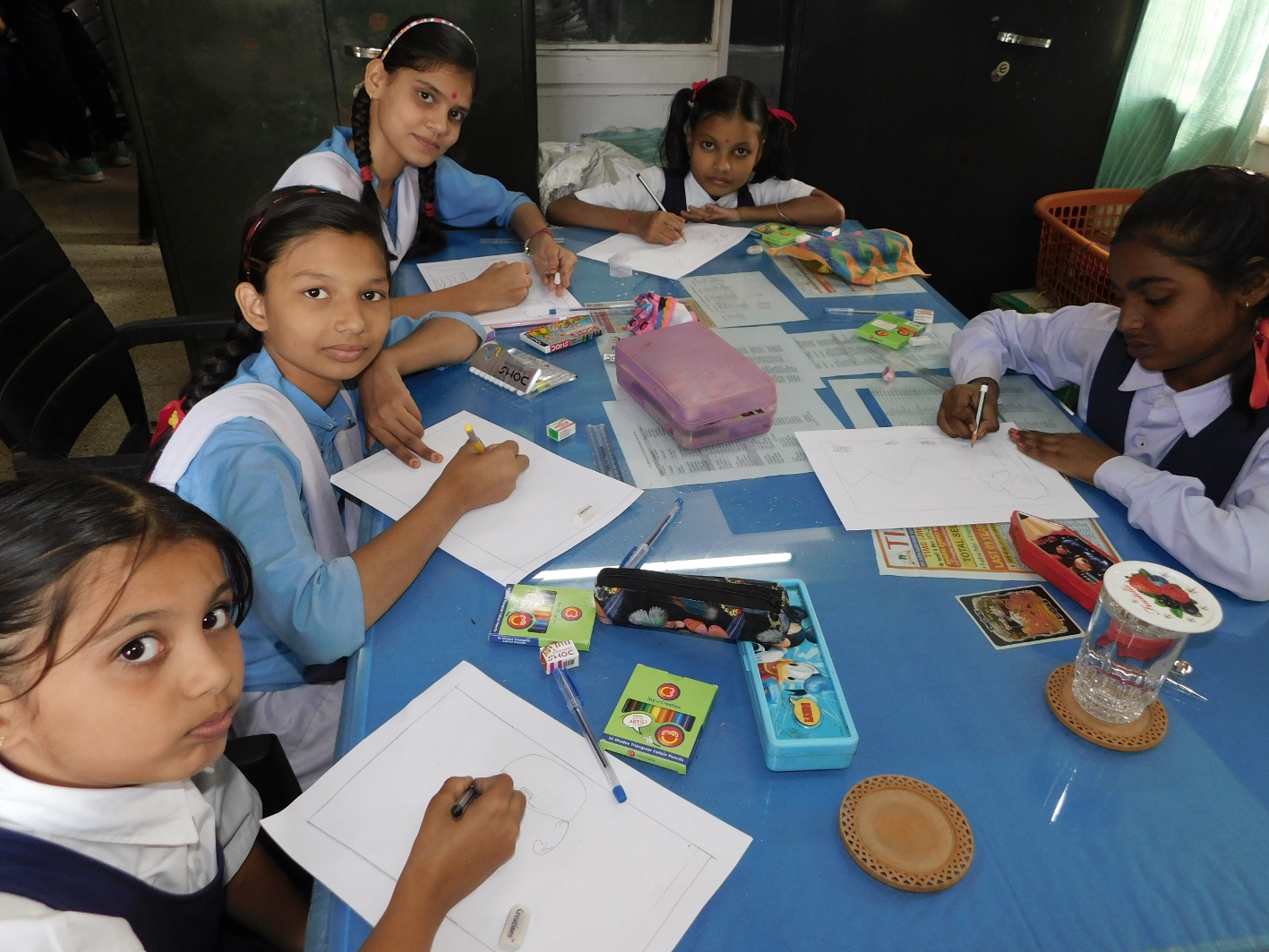 Half a hundred school children painted engraving on Philately Day