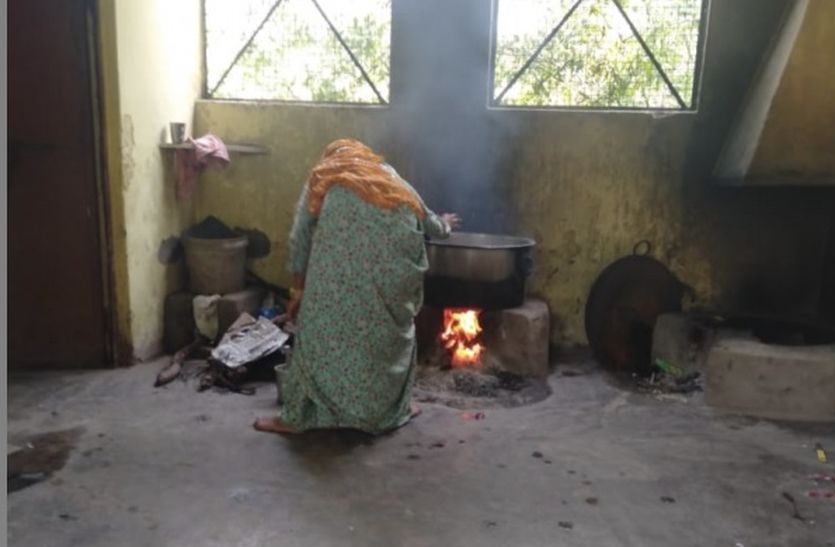 गैस के दौर में चूल्हे से उठते धुएं के बीच पक रहा पोषाहार
