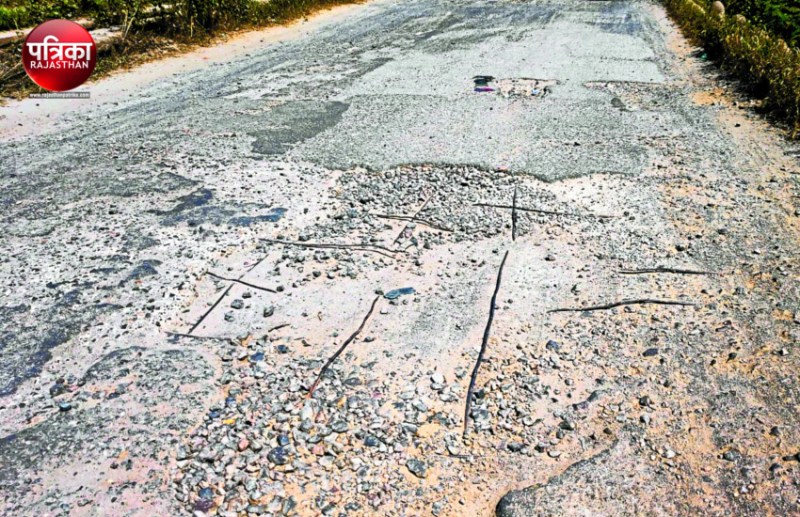 दाहोद मार्ग पर सालों पहले बने पुल के बाहर निकल आए सरिए, जर्जरहाल सडक़ पर कई फीट गहरे गड्ढे, वाहन चालकों और राहगीरों को जान का खतरा