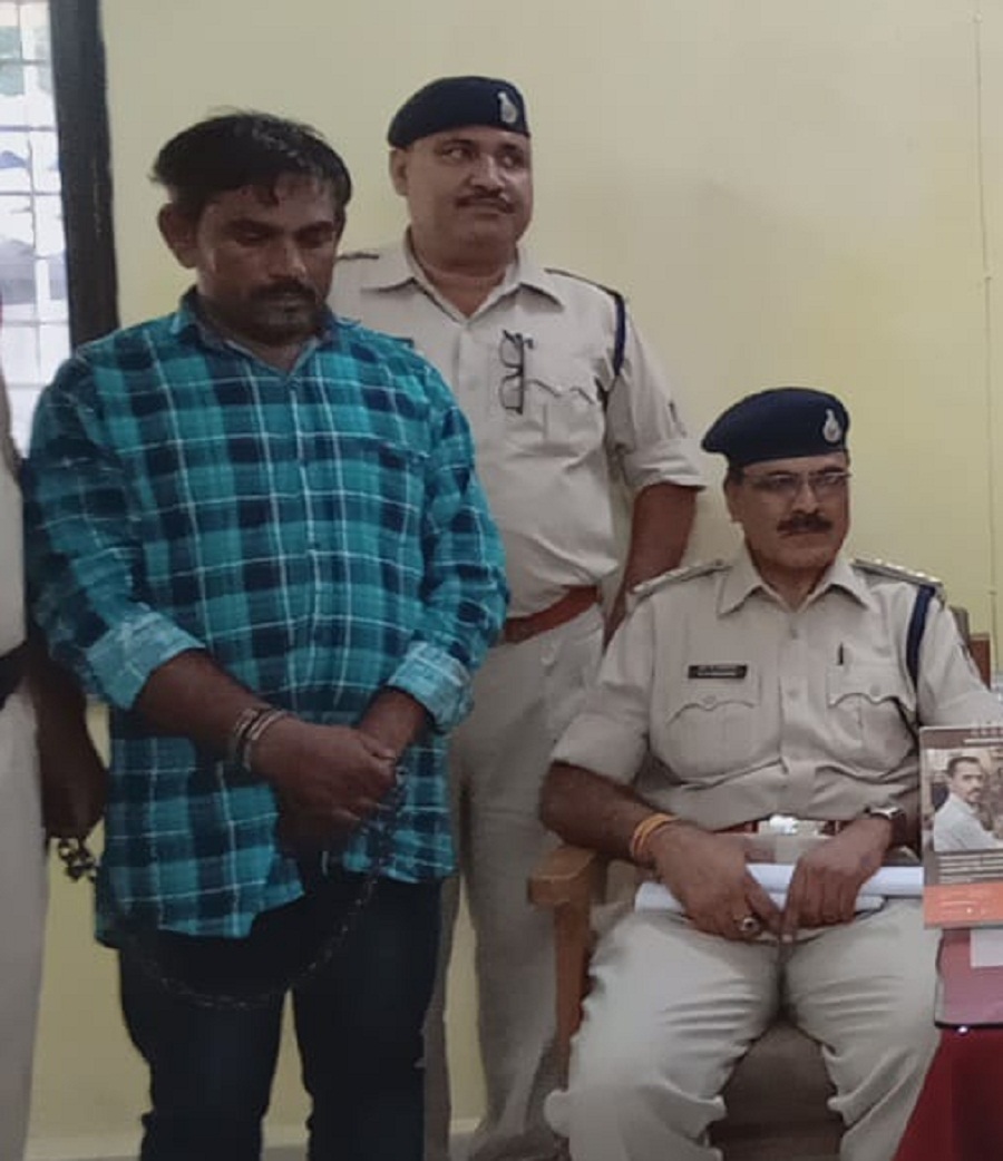 Police arrested accused of stealing mobile shop with gun in khandwa 