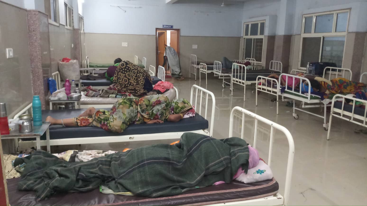 The pregnant women were sleeping on the bed, the ward filled with wat