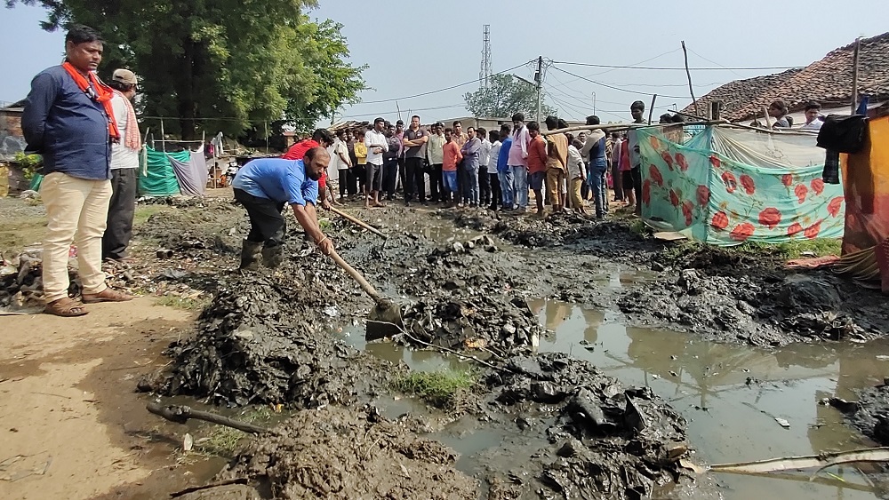 बैगा मोहल्ले में एसडीएम ने खड़े रहकर करवाई सफाई