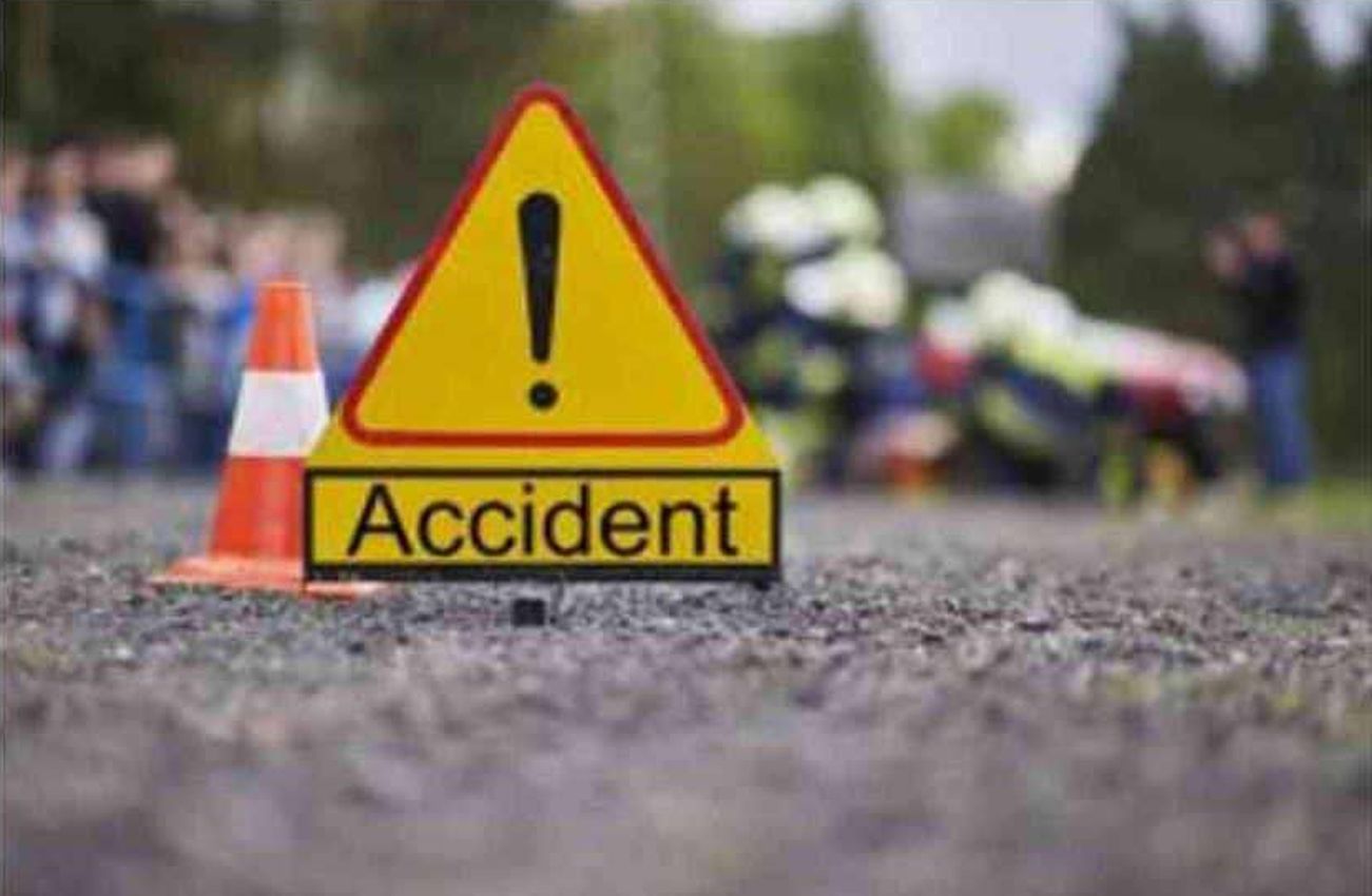 Road accident: कार की टक्कर से मां की मौत, बेटा घायल