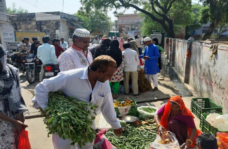मालपुरा कर्फ्यू में तीन घंटे की ढील में बाजारों में उमड़े लोग, इंटरनेट सेवा बंद रहने से परेशान होते रहे लोग