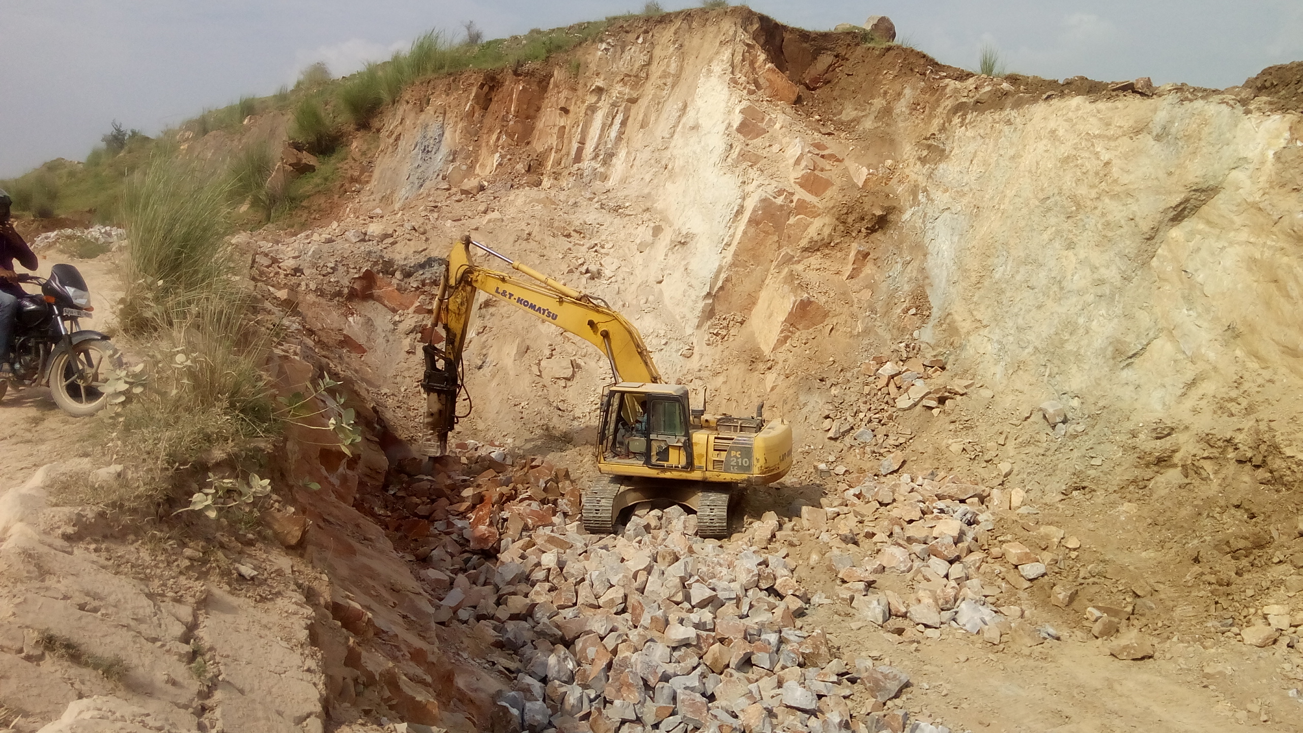 Illegal mining: खाई बना पहाड़, ब्लास्टिंग से हाल-बेहाल