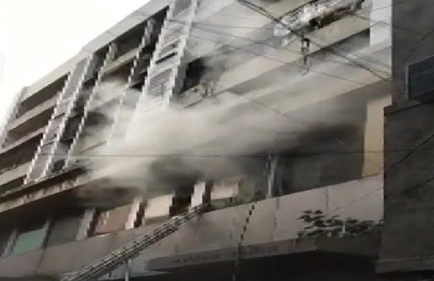 मुंबई: ड्रीमलैंड सिनेमा के पास एक रिहायशी इमारत में लगी आग, रेस्क्यू ऑपरेशन जारी