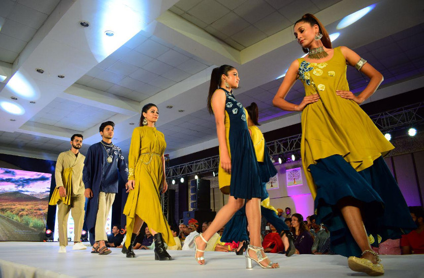 Models' catwalk in the presence of fashion stylist Imam Siddiqui