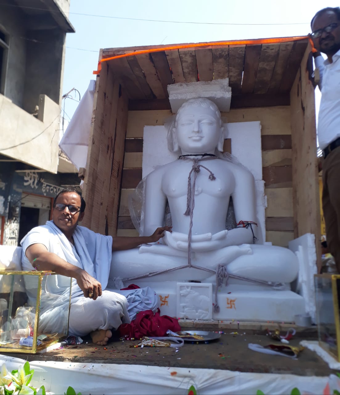 भगवान आदिनाथ की विशाल प्रतिमा के साथ शोभायात्रा में उमड़े जैन समाजजन