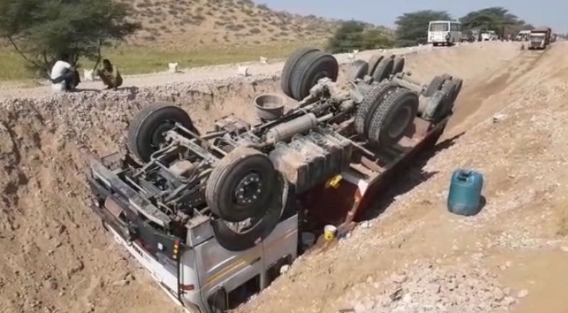 Two trucks overturned, jammed for three km