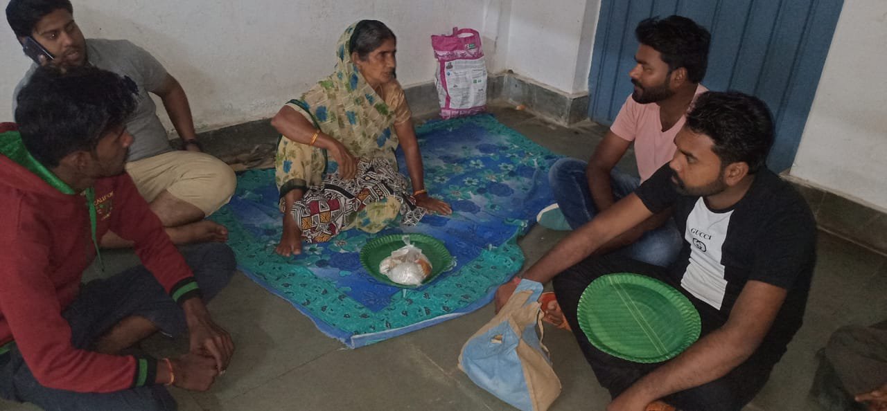 Provides food at night: youth become the messiah of poor and helpless