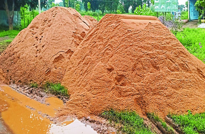 जिले में रेत उत्खनन का चल रहा अवैध कारोबार, पाबंदी सिर्फ कागजों में