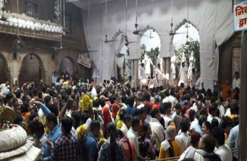 शरदपूर्णिमाः ब्रज में बरसा अमृत, श्रद्धालुओं के दबाव में बिखरीं व्यवस्थाएं