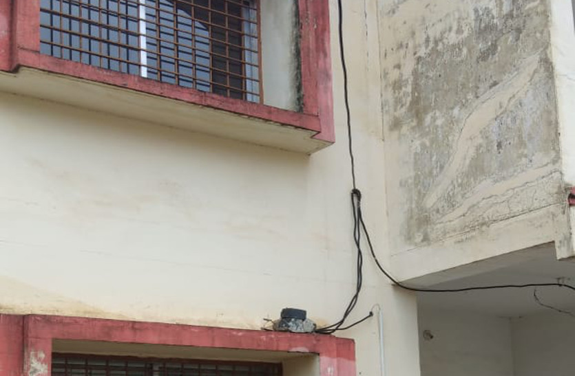 चोरी की बिजली से घर रोशन करते पकड़े गए हाउसिंग बोर्ड के एसडीओ पीके मिश्रा