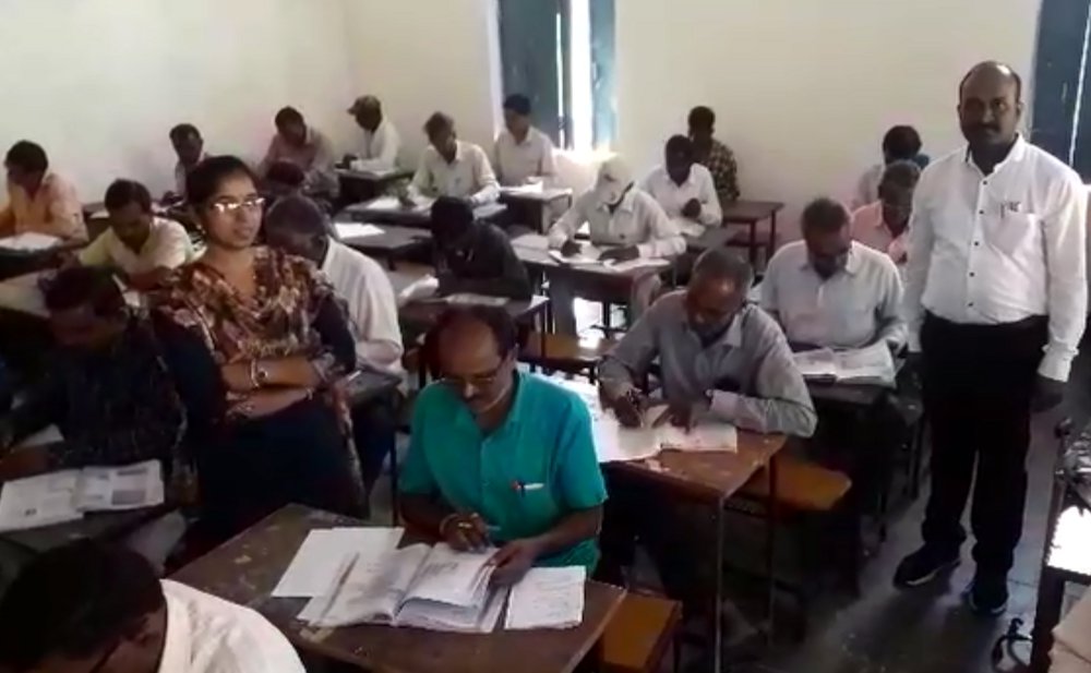 Satna Nakalchi Teacher: teachers copying Video viral in satna