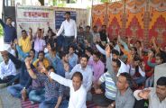 आयुर्वेद नर्सेज पदों पर भर्ती के लिए निदेशालय के सामने प्रदर्शन
