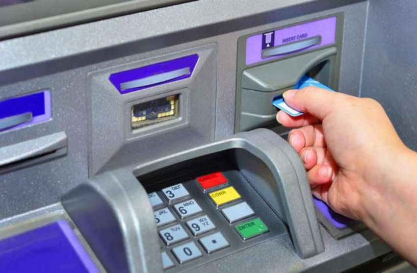 a man cheat Retired bank manager by 52 thousand at ATM