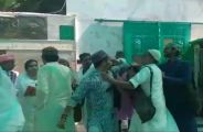 Ajmer News : दरगाह में 10 रुपए के लिए कैसे भिड़े भिश्ती...देखें वीडियो