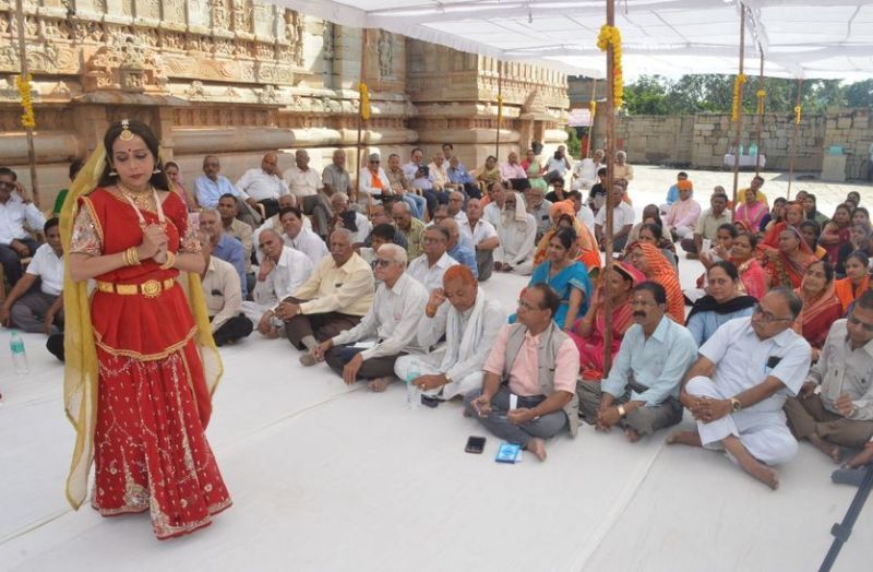 दुर्ग के मीरा मंदिर में गूंज गया ऐसा भजन कि हर कोई हो गया मग्न