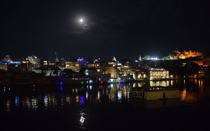 शरद पूर्णिमा पर चांदनी में बिराजे ठाकुरजी,धवल रश्मियों ने खीर को बनाया अमृत, लगाया भोग