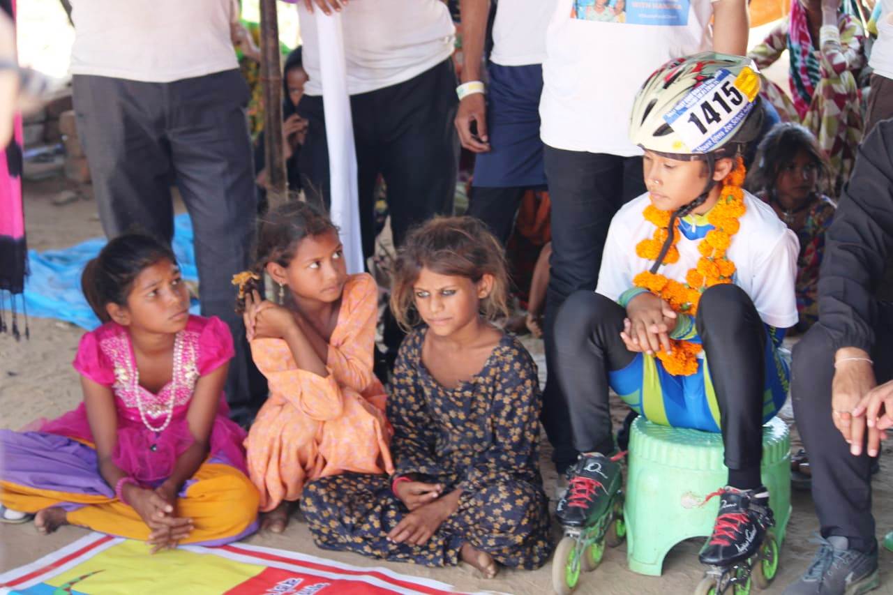Ajmer News : नन्ही स्केटर हंसिका ने झुग्गी बस्ती के बच्चों को दिया सफलता का मंत्र