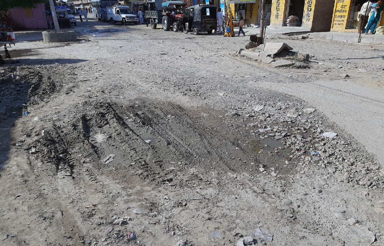 Traffic lost due to lack of road repair in nachna,jaisalmer