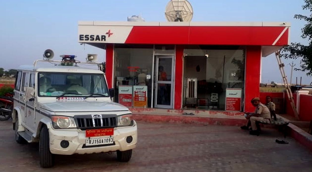 sevent thousand rupees robbed from petrol pump cashier in pokhran