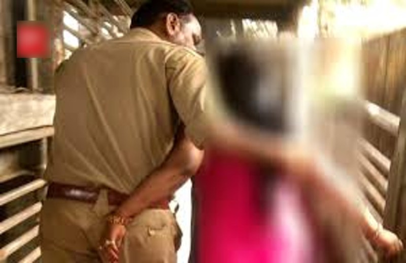 अय्याश पुलिस कांस्टेबल अपने कमरे में रोज लाता था नयी-नयी लड़कियां, परेशान पड़ोसियों ने सिखाया सबक